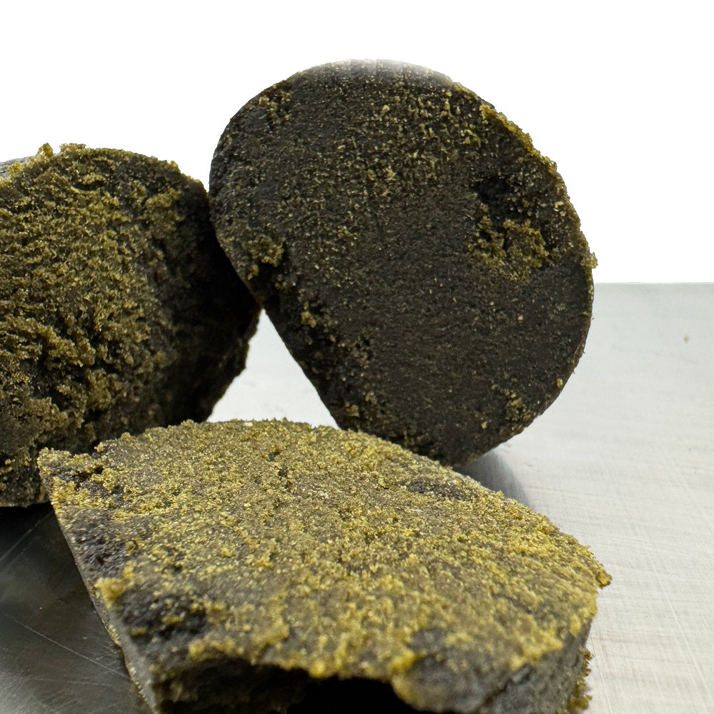 Zoom sur une tranche d'une boule de CBD Black Butter coupée en trois