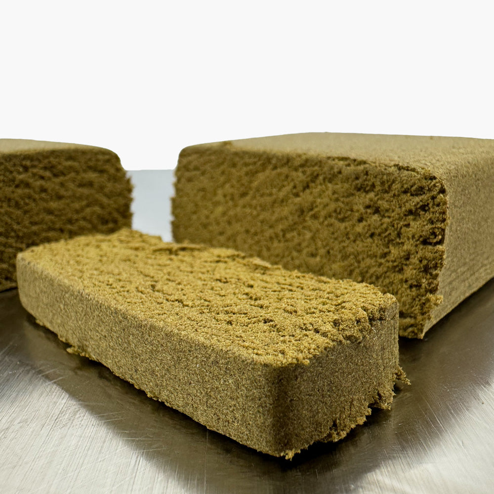 Morceau de CBD Dry Sift Cherry Pie coupé en deux