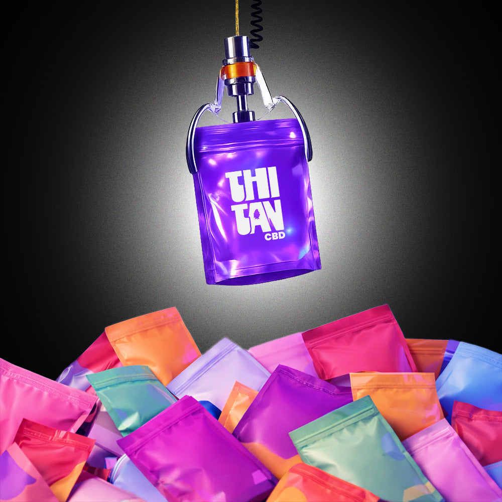 Pinces qui tient un pochon de CBD Thitan