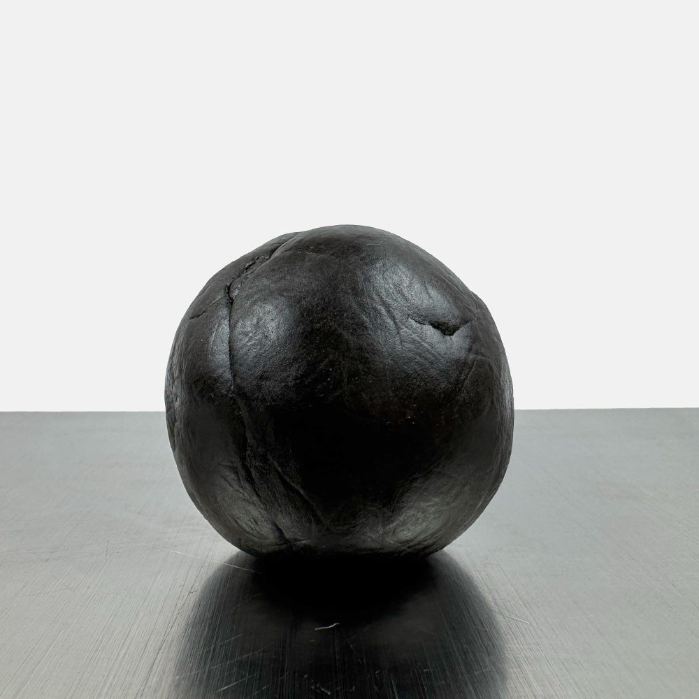 Boule de CBD Charas posé sur une table en inox