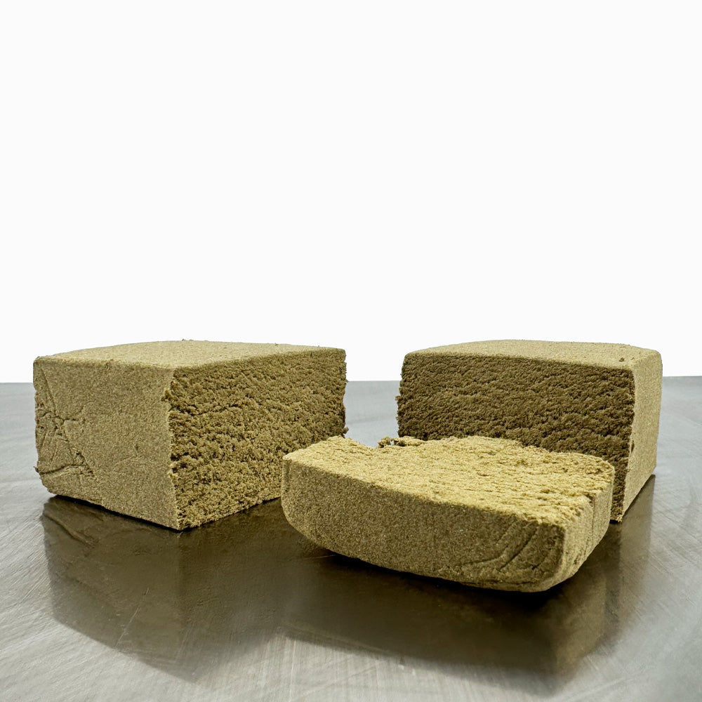 Morceau de CBD Dry Sift Mala X Zoap coupé en trois