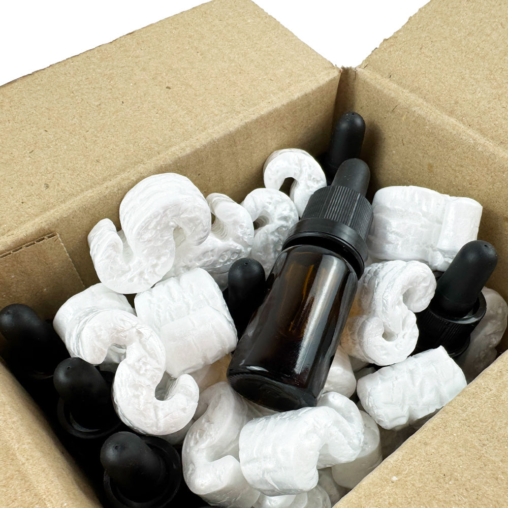 Flacons d'huile au CBD marque blanche dans une boite en carton