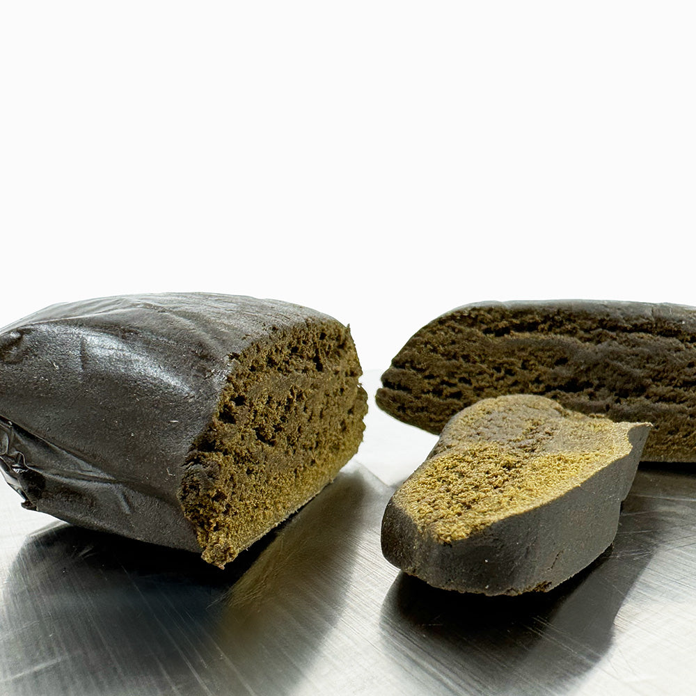 Trois morceaux du Ice O avec 40% de CBD et 15% de CBN sur une table en inox