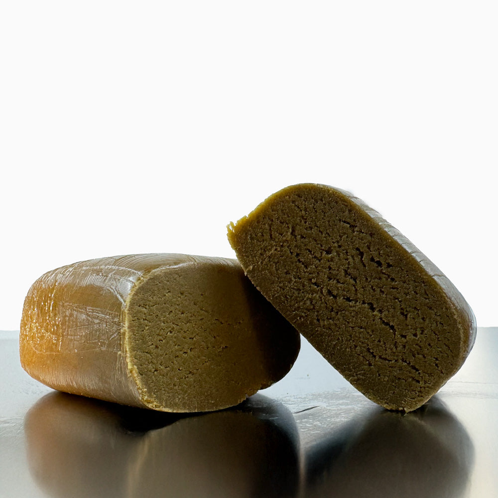 Zoom sur un morceau de CBD Piatella 50 coupé en deux