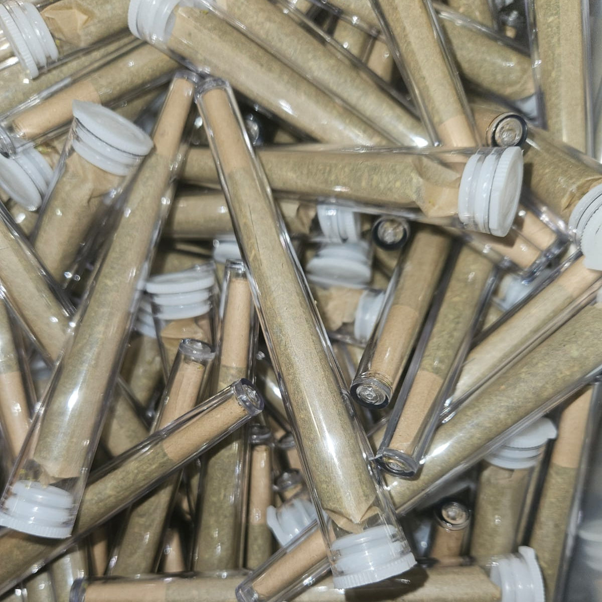 Tas de joints au CBD pré-roulés